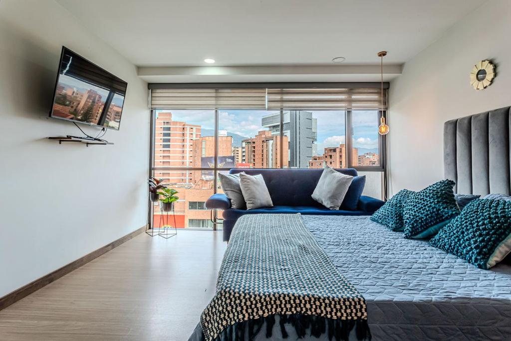 RemoteCasa - Vibrant Cityscape Studio in Laureles