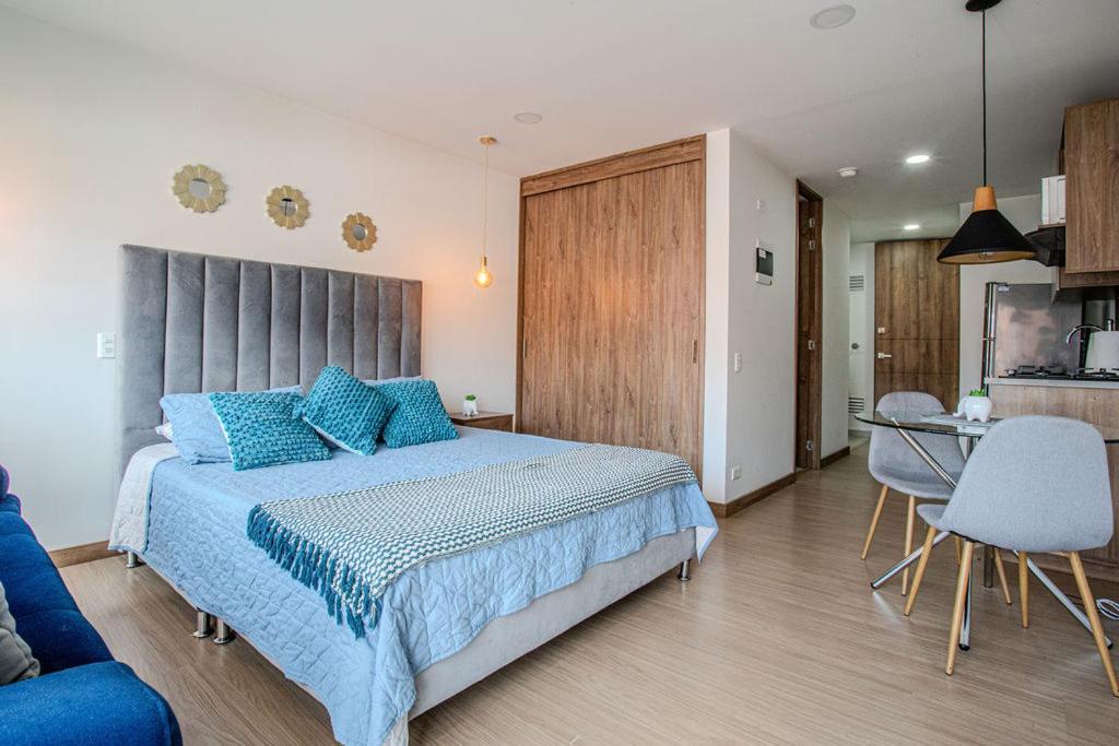 RemoteCasa - Vibrant Cityscape Studio in Laureles