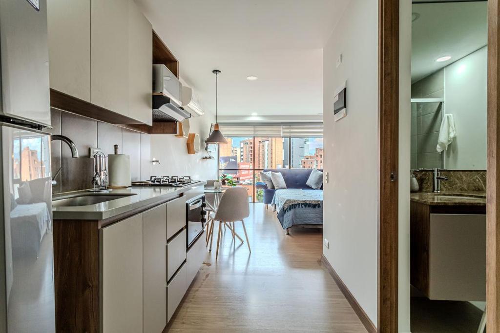 RemoteCasa - Vibrant Cityscape Studio in Laureles