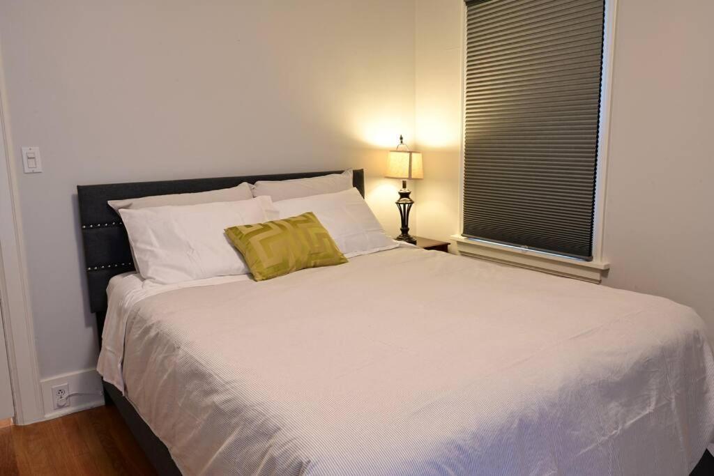 Quiet UW cottage by Ravenna park-Perfect location view 2