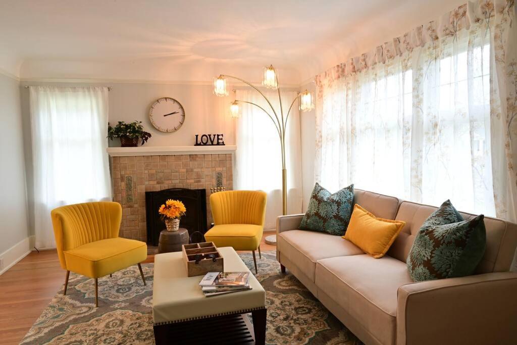 Quiet UW cottage by Ravenna park-Perfect location view 3