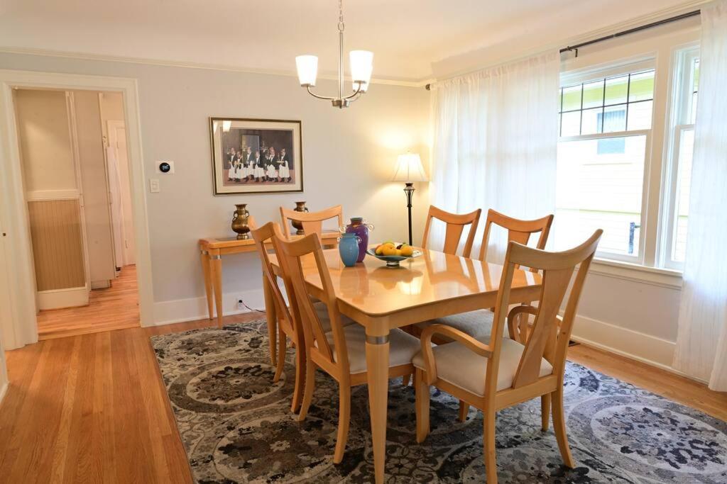 Quiet UW cottage by Ravenna park-Perfect location view 4