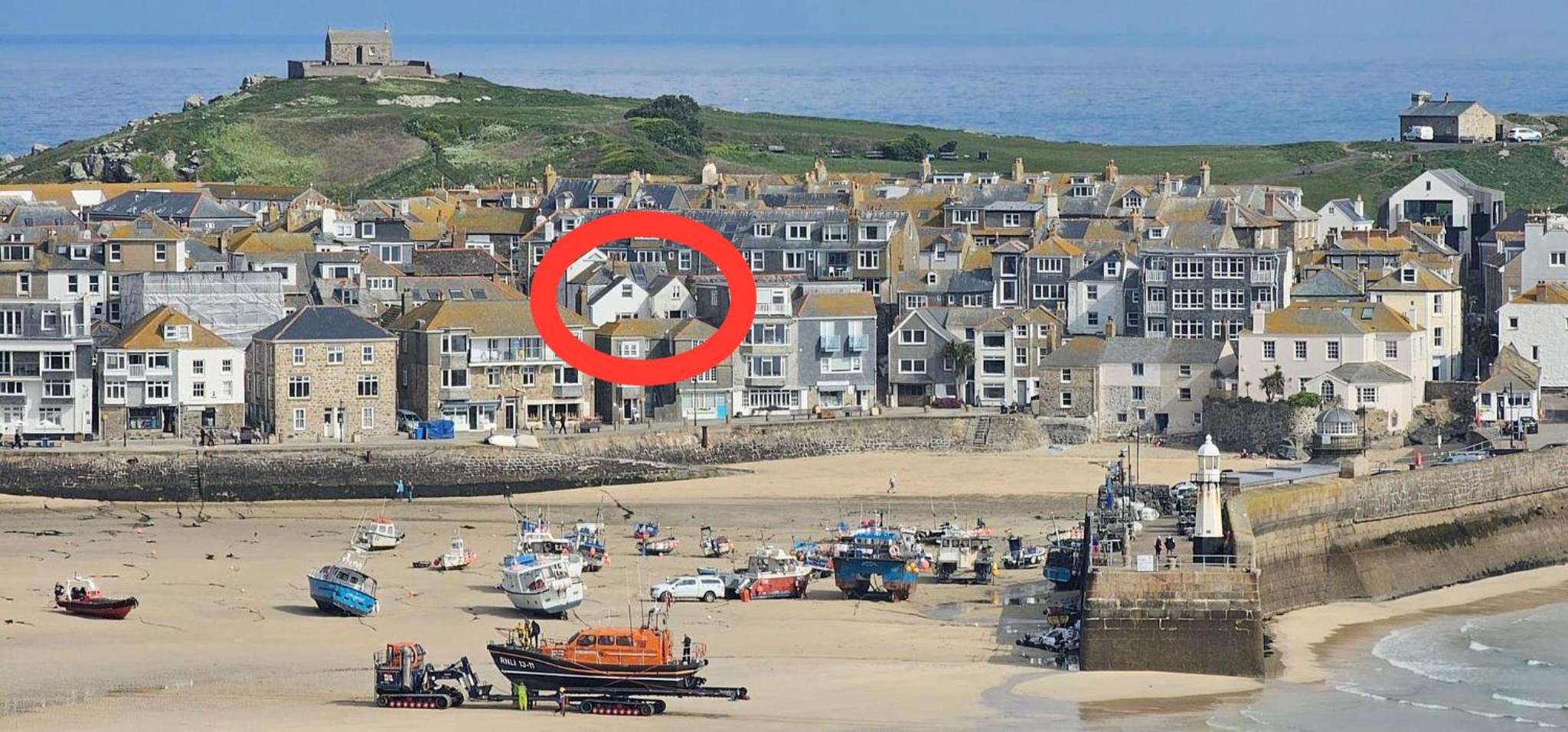 SMUGGLERS HIDE COTTAGE and separate but connecting SMUGGLERS CABIN - - In a beautifully renovated fishermans cottage - - HARBOUR VIEWS - - BEACH only 10 me, photo 54
