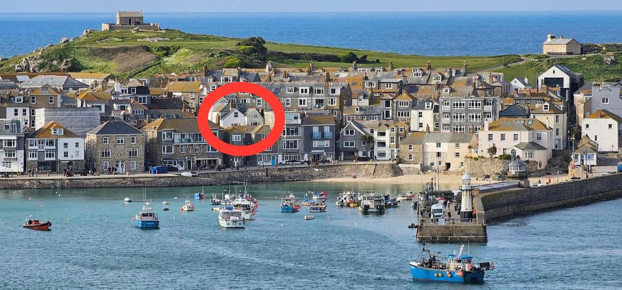 SMUGGLERS HIDE COTTAGE and separate but connecting SMUGGLERS CABIN - - In a beautifully renovated fishermans cottage - - HARBOUR VIEWS - - BEACH only 10 me, photo 4