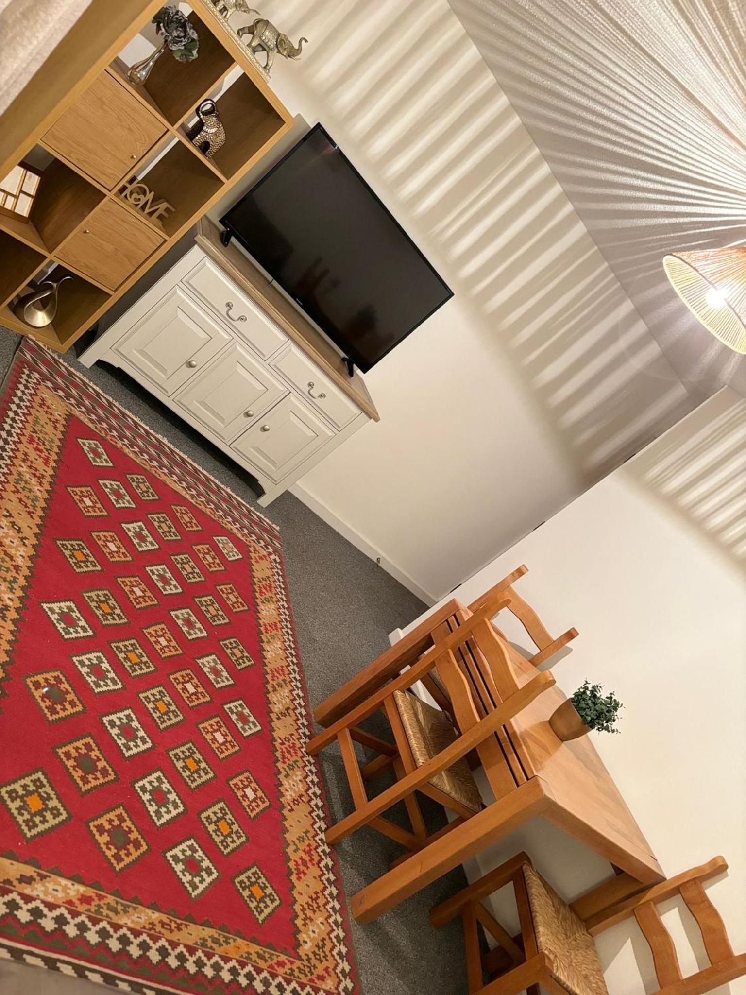 City Centre Flat with Free Parking view 4