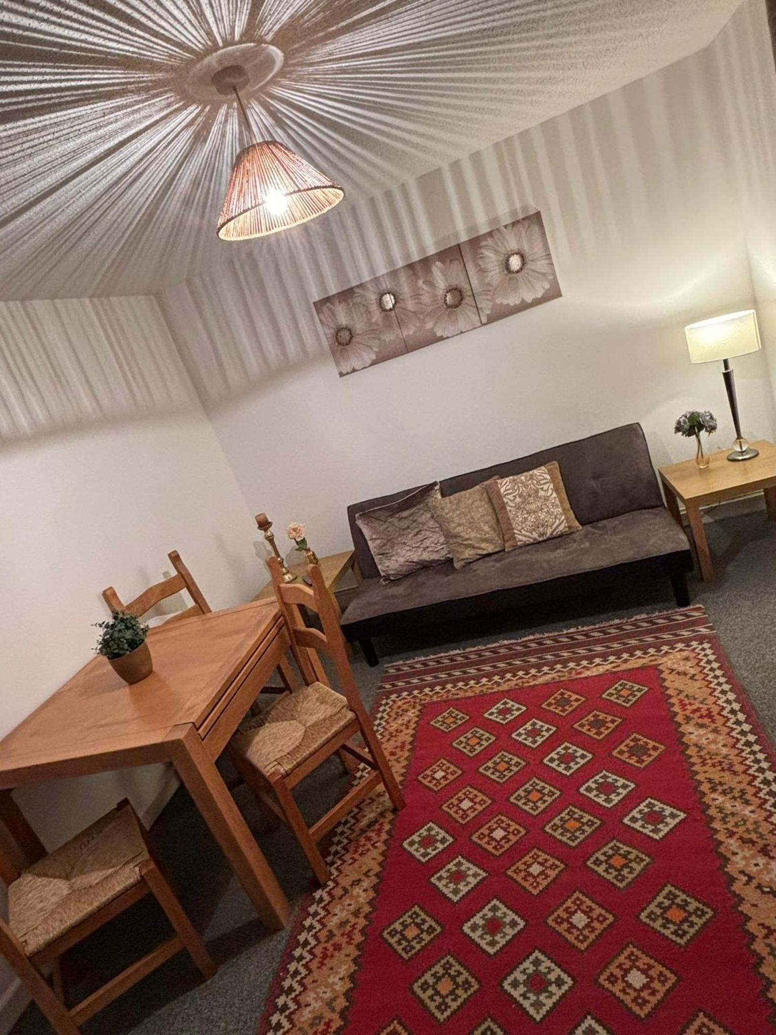 City Centre Flat with Free Parking view 3