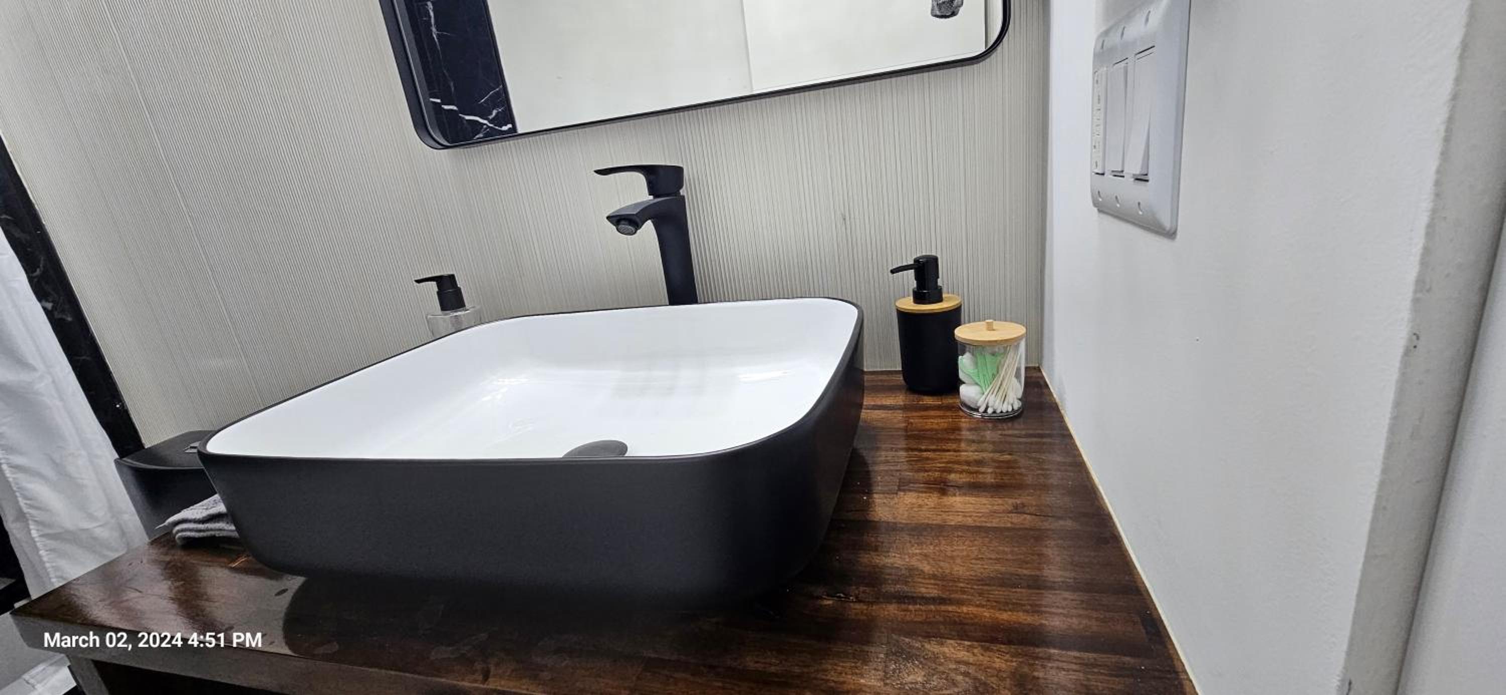 Walk to OLD TOWN 3 FULL Bathrooms 4 Bedrooms 5 actual Beds view 4