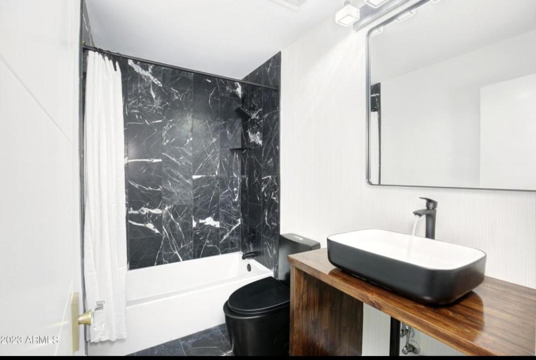 Walk to OLD TOWN 3 FULL Bathrooms 4 Bedrooms 5 actual Beds view 3