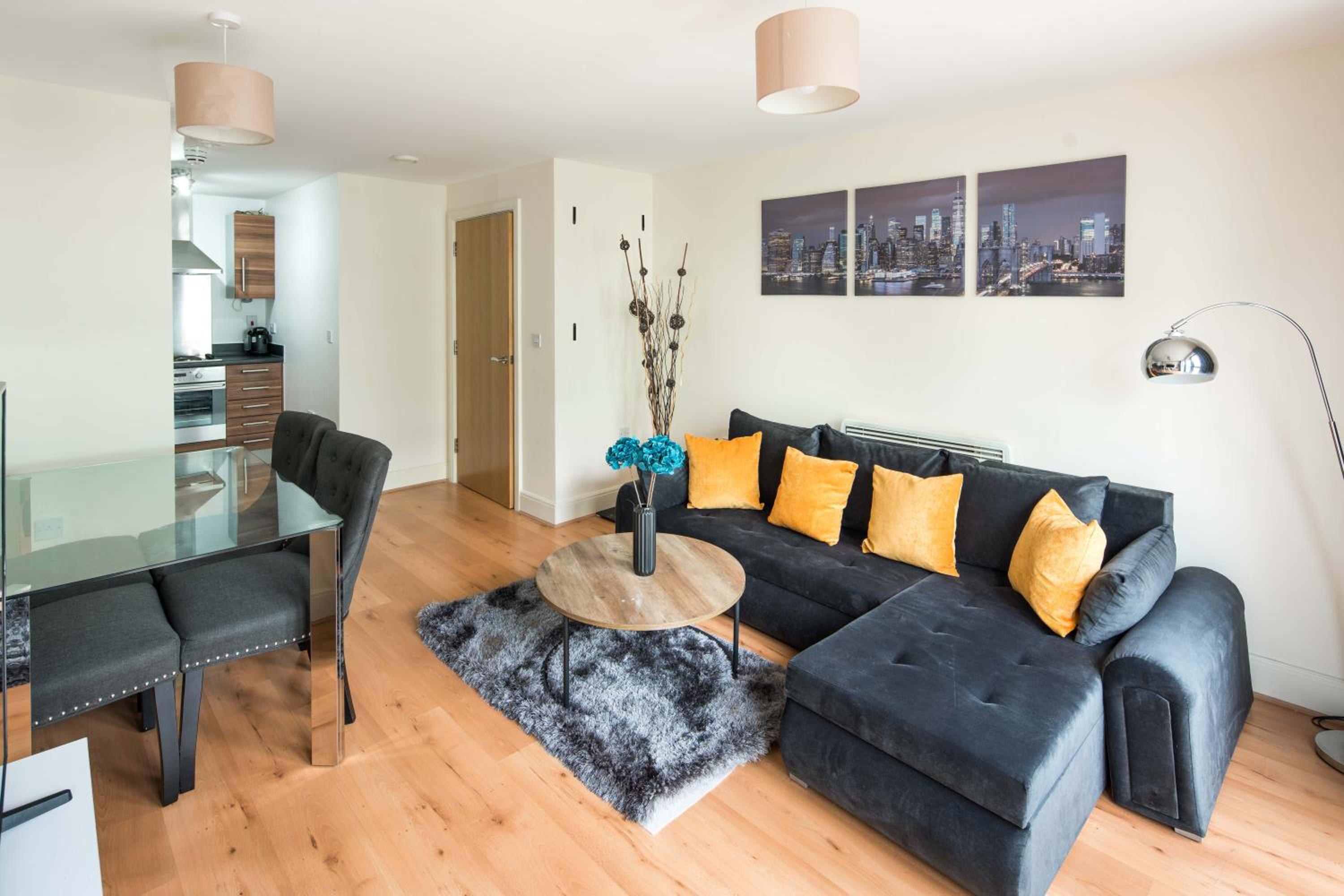 Stylish Apartment near Central London view 2