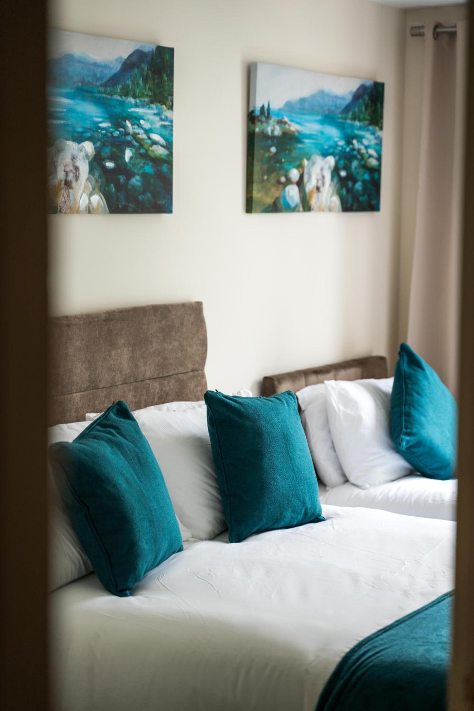 Stylish Apartment near Central London view 5