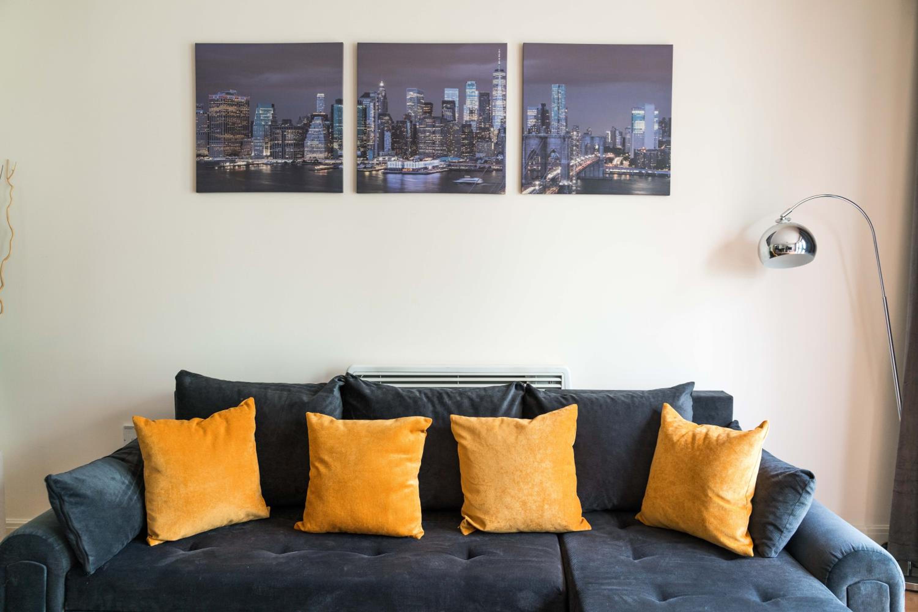 Stylish Apartment near Central London view 3