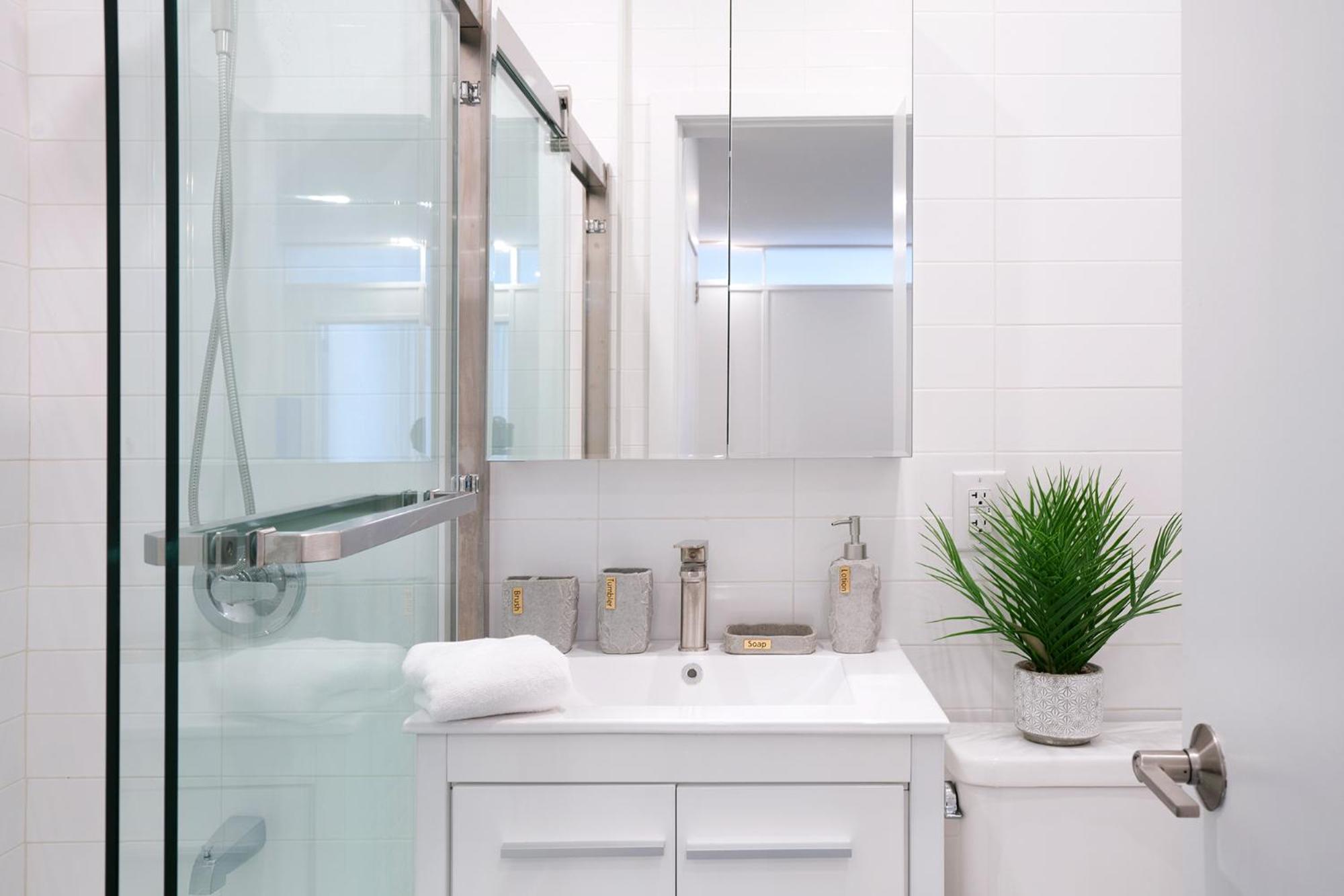 444-2C Newly renovated 1BR in Hell's Kitchen