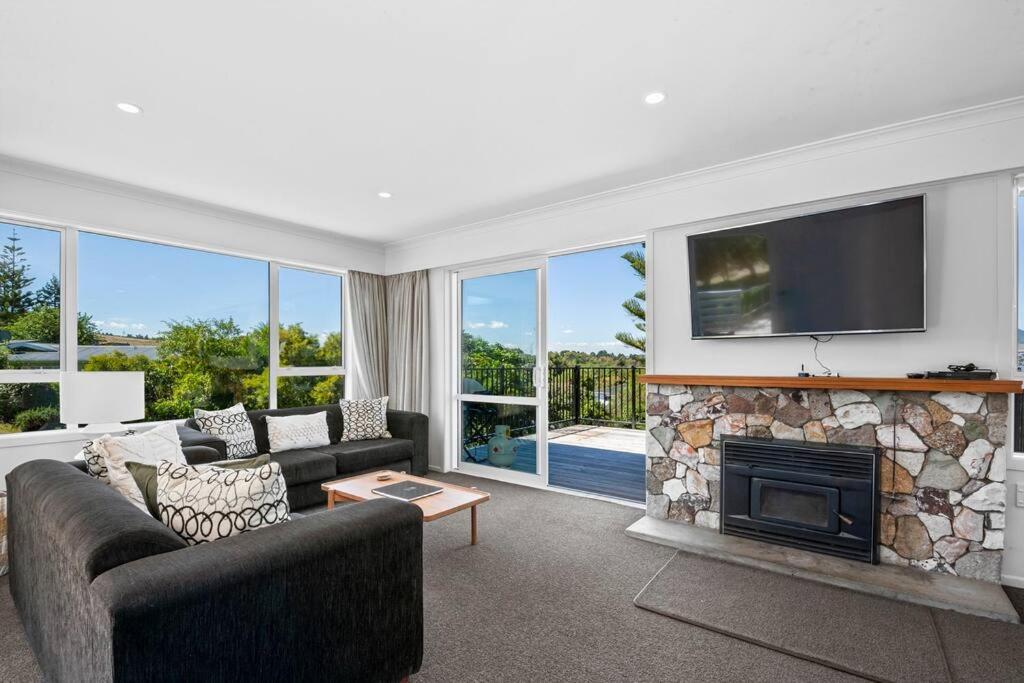 Te Moenga Treasure - Acacia Bay view 2