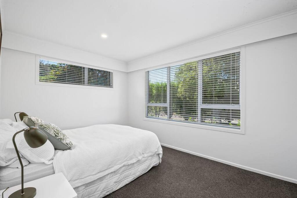 Te Moenga Treasure - Acacia Bay view 4