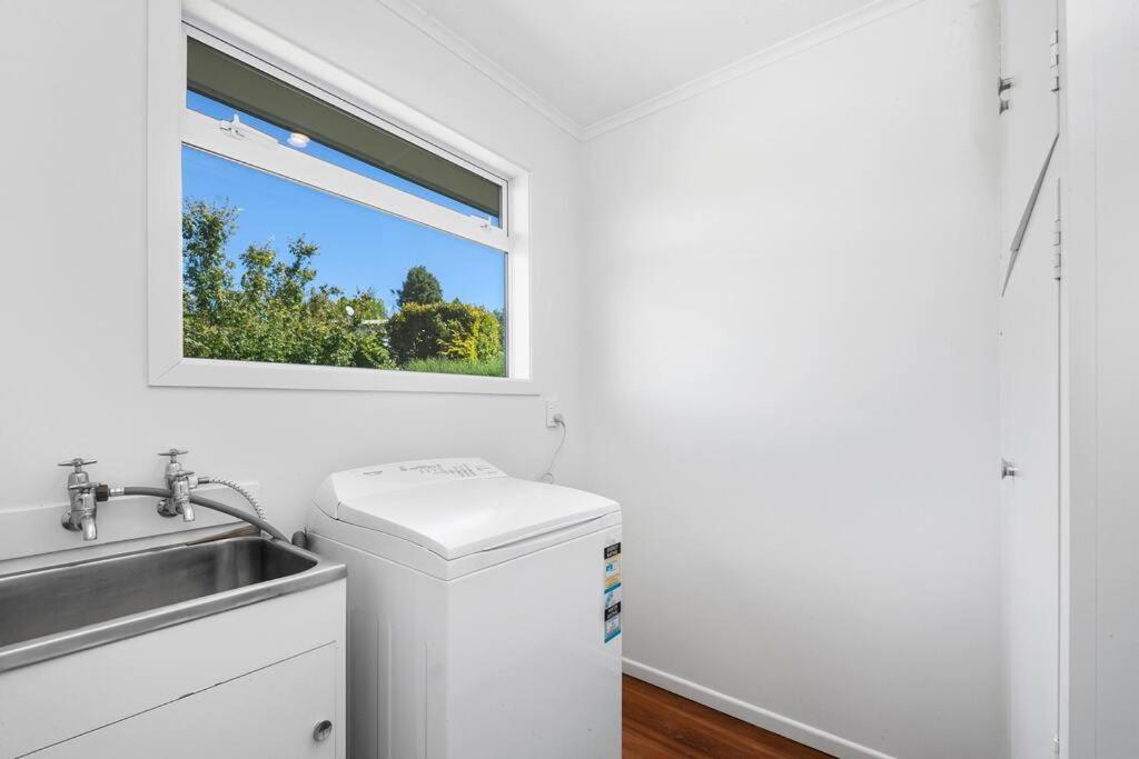Te Moenga Treasure - Acacia Bay view 5