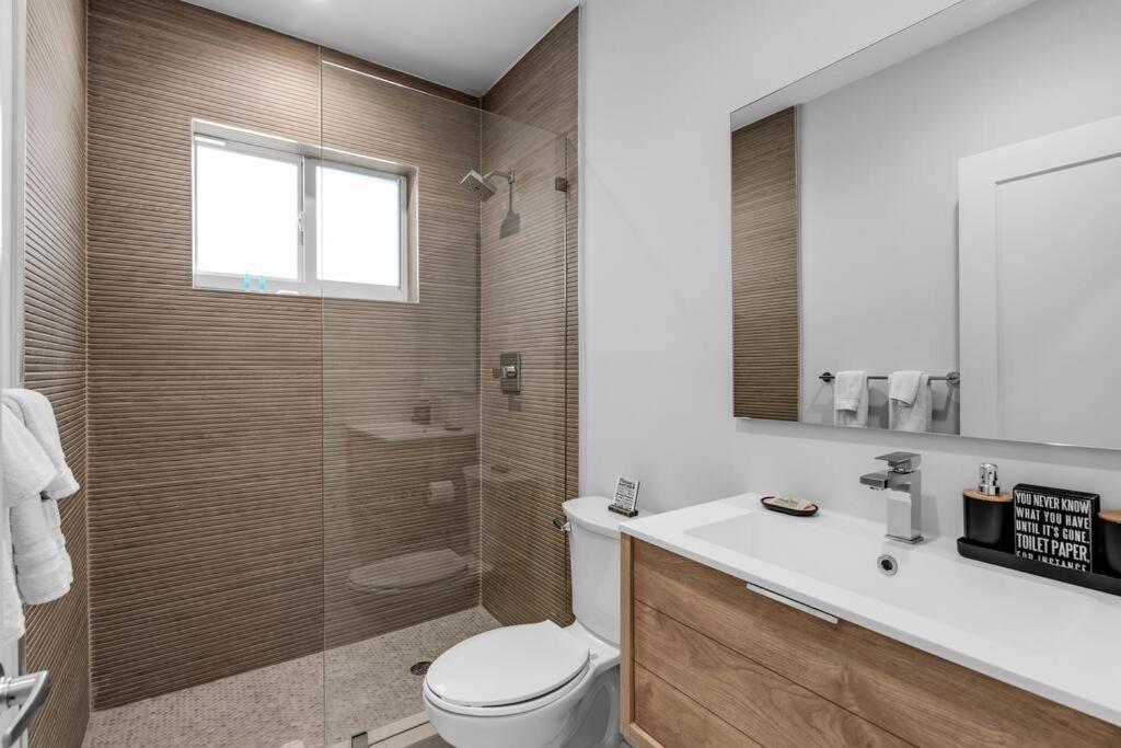 Stylish 4 Bedroom Home with Pool, 12 Minutes to the beach