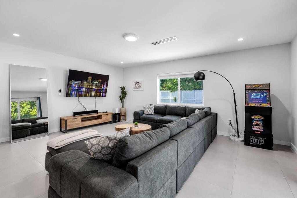 Stylish 4 Bedroom Home with Pool, 12 Minutes to the beach