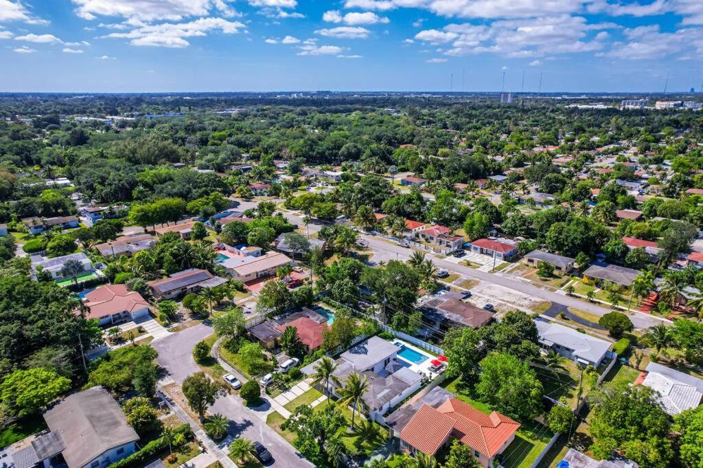 Stylish 4 Bedroom Home with Pool, 12 Minutes to the beach