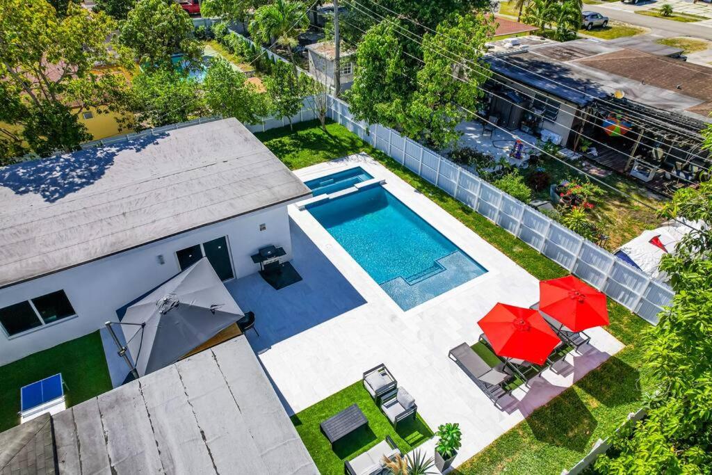 Stylish 4 Bedroom Home with Pool, 12 Minutes to the beach