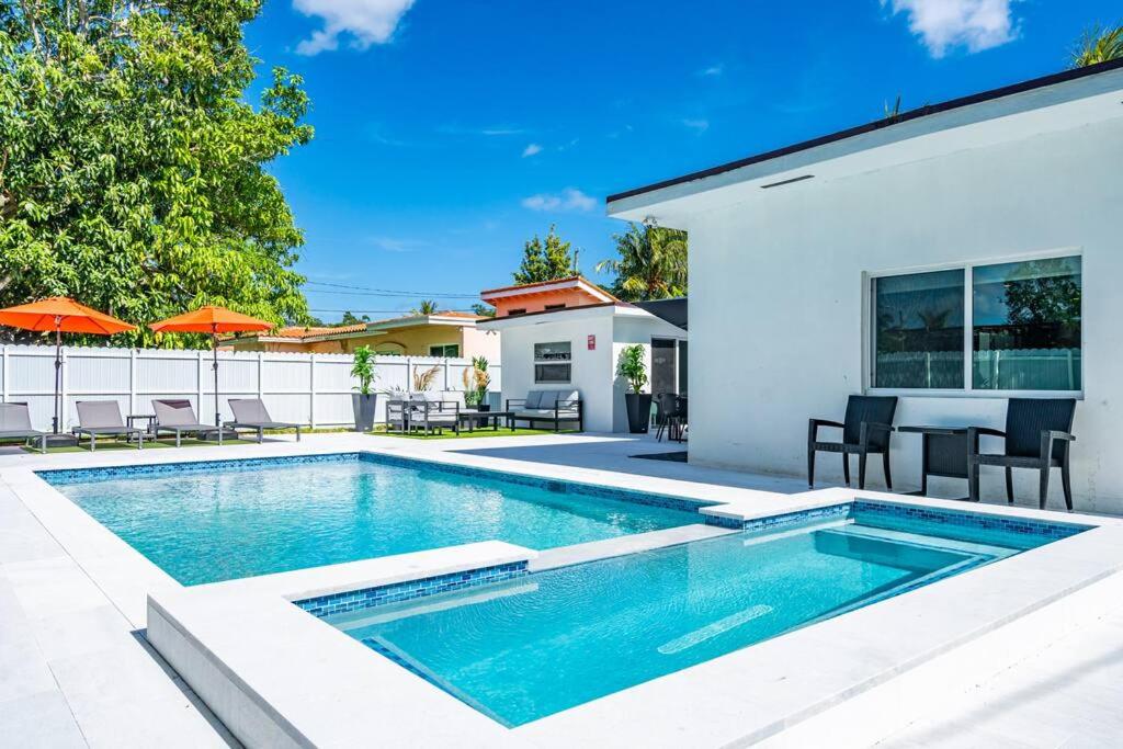 Stylish 4 Bedroom Home with Pool, 12 Minutes to the beach