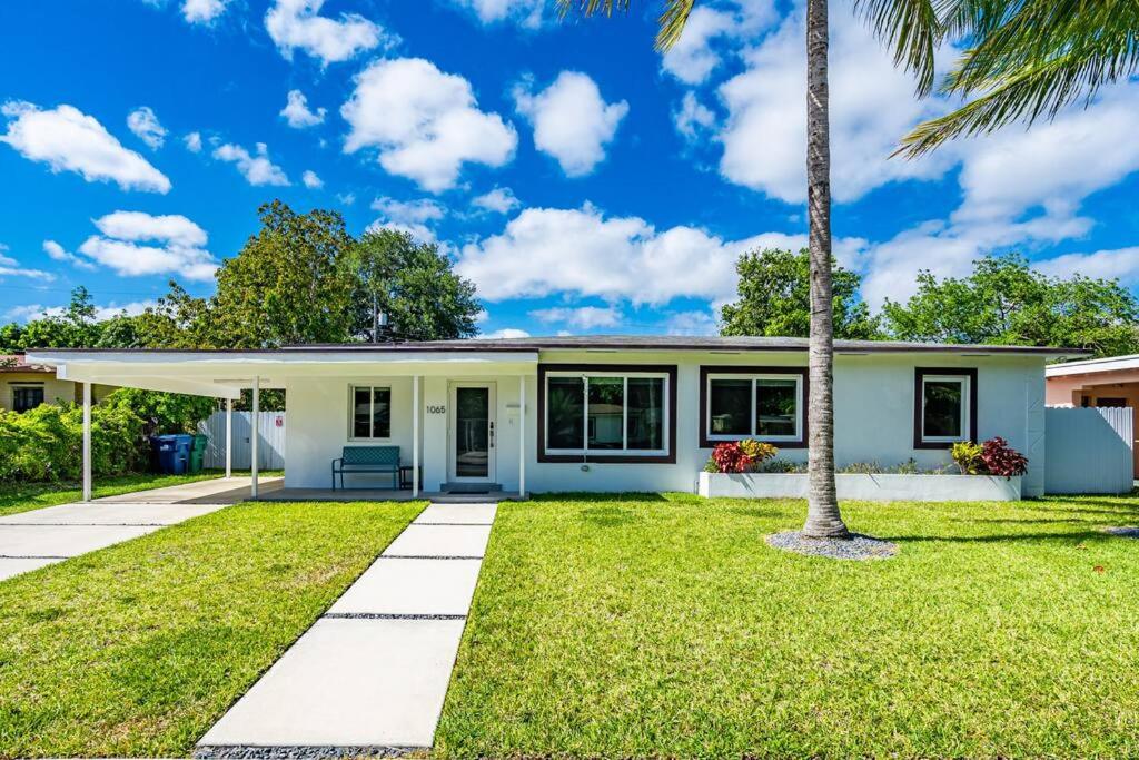 Stylish 4 Bedroom Home with Pool, 12 Minutes to the beach