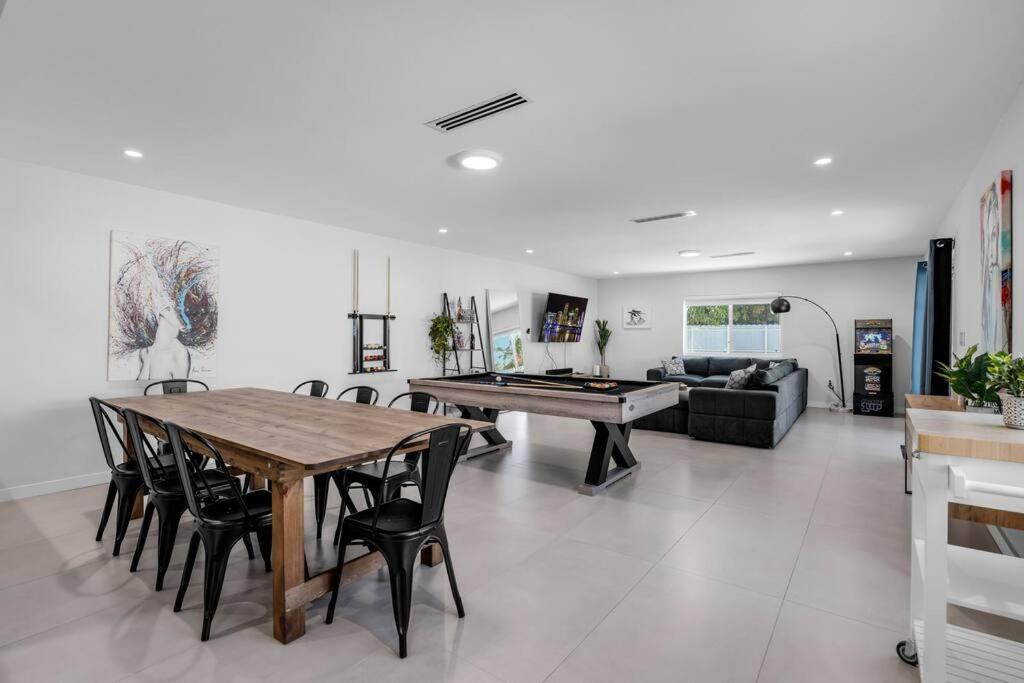 Stylish 4 Bedroom Home with Pool, 12 Minutes to the beach
