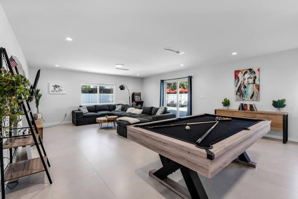 Stylish 4 Bedroom Home with Pool, 12 Minutes to the beach