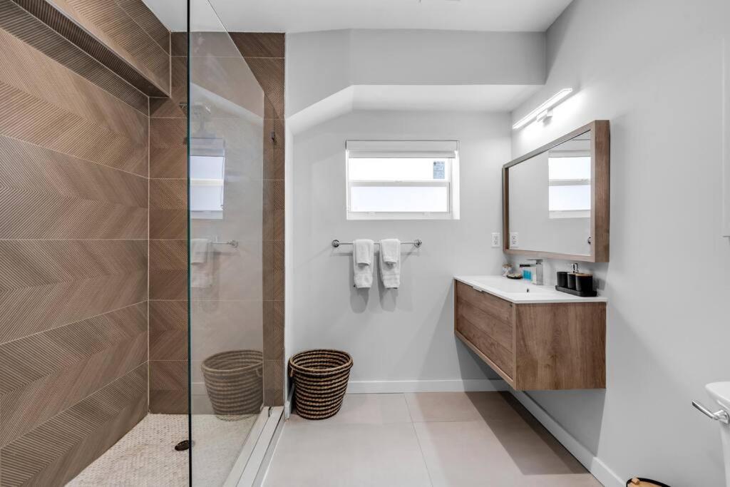 Stylish 4 Bedroom Home with Pool, 12 Minutes to the beach