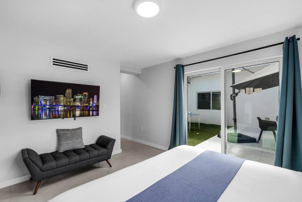 Stylish 4 Bedroom Home with Pool, 12 Minutes to the beach