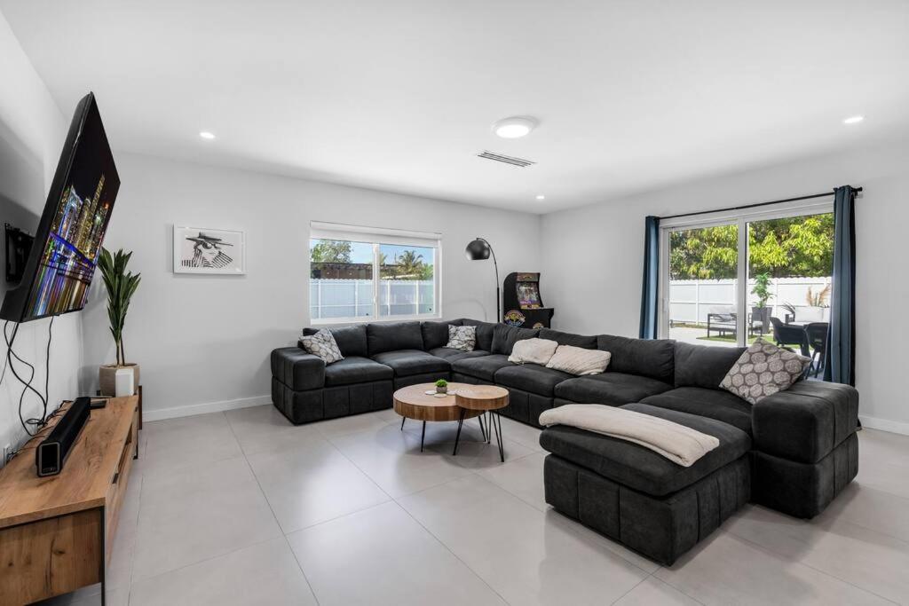 Stylish 4 Bedroom Home with Pool, 12 Minutes to the beach