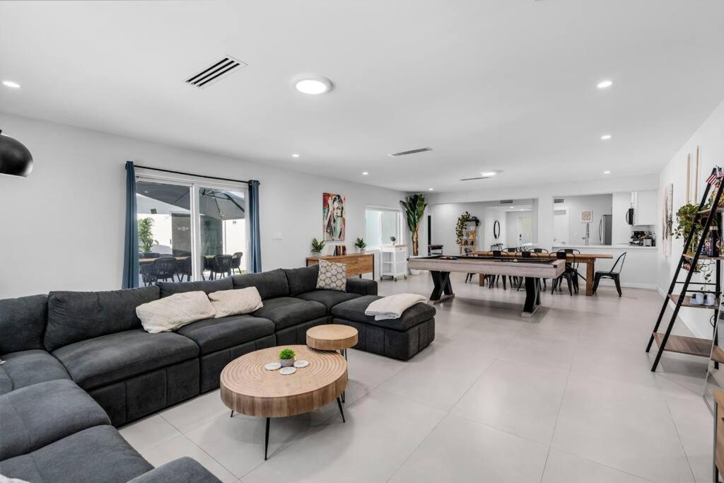 Stylish 4 Bedroom Home with Pool, 12 Minutes to the beach