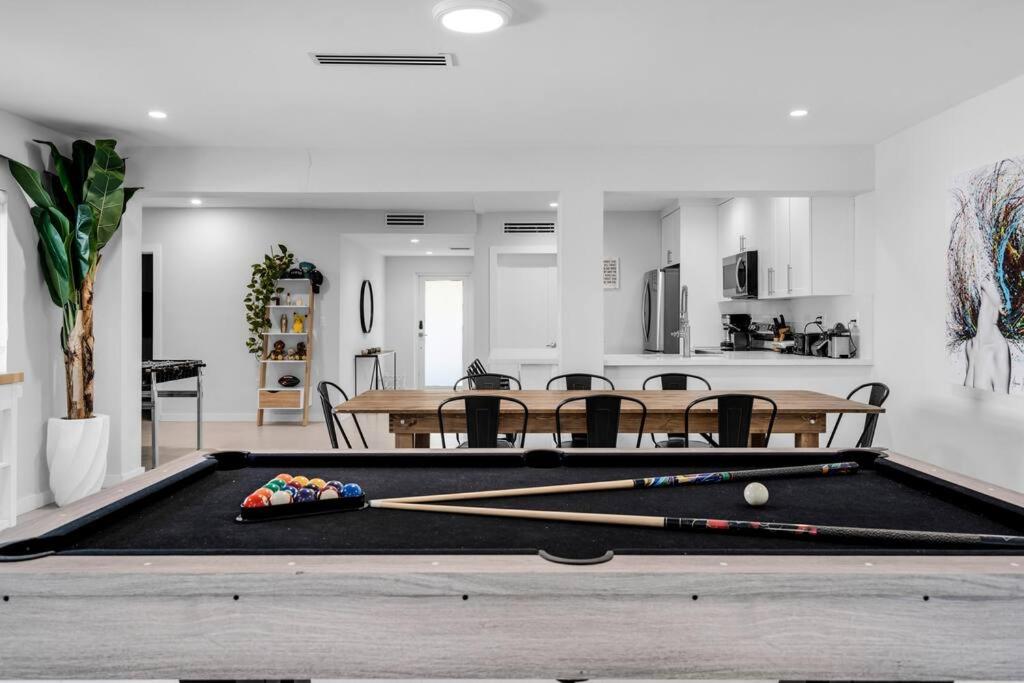 Stylish 4 Bedroom Home with Pool, 12 Minutes to the beach