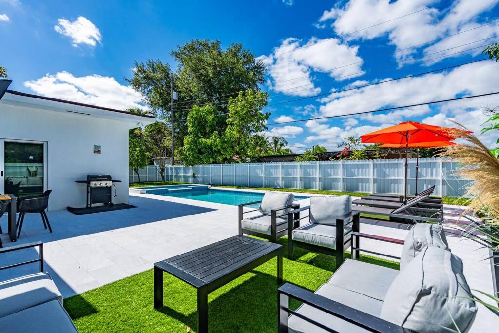 Stylish 4 Bedroom Home with Pool, 12 Minutes to the beach