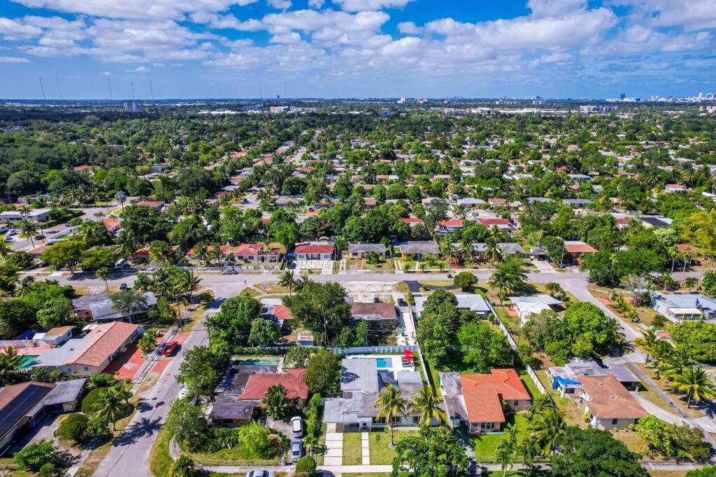 Stylish 4 Bedroom Home with Pool, 12 Minutes to the beach