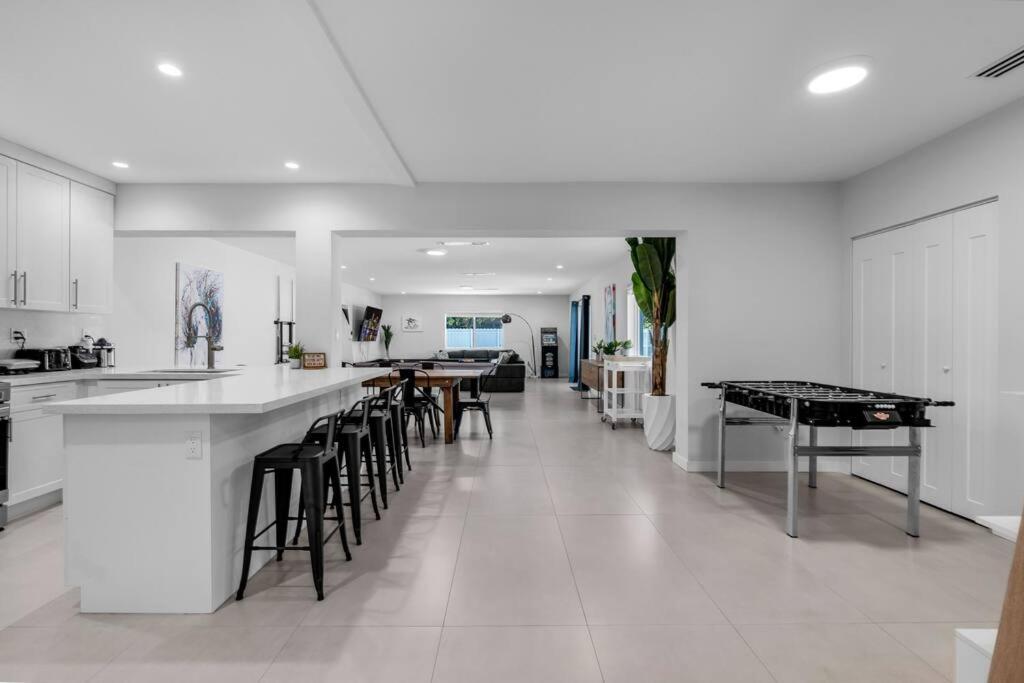 Stylish 4 Bedroom Home with Pool, 12 Minutes to the beach