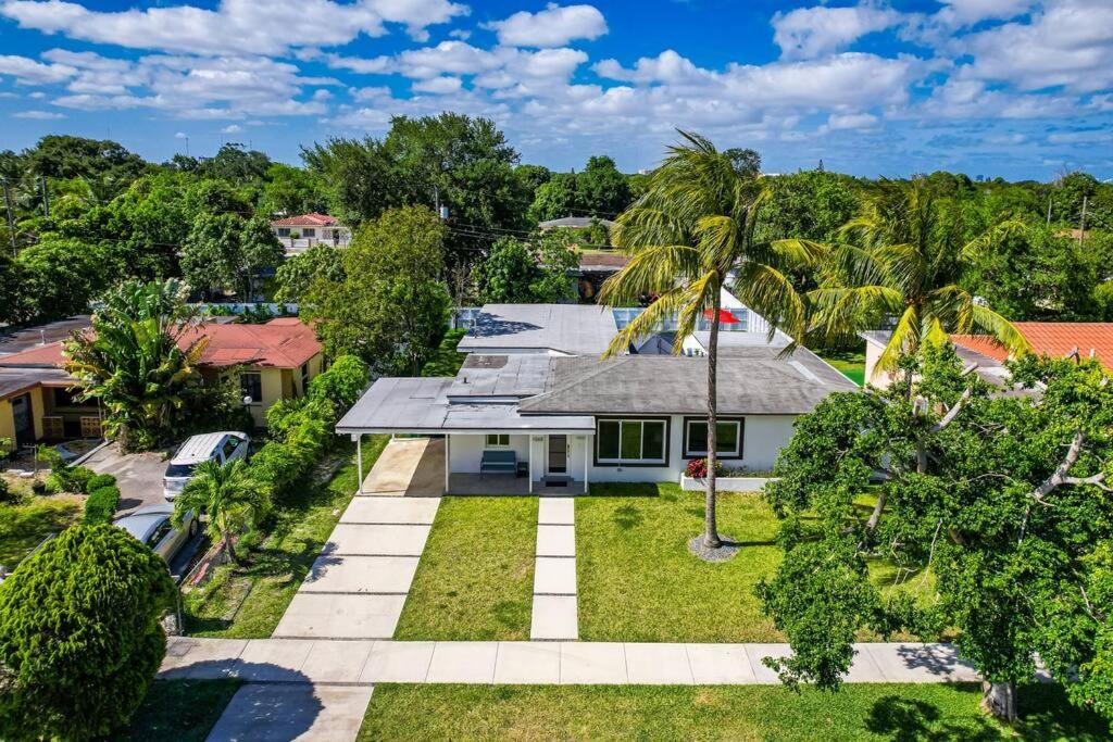 Stylish 4 Bedroom Home with Pool, 12 Minutes to the beach