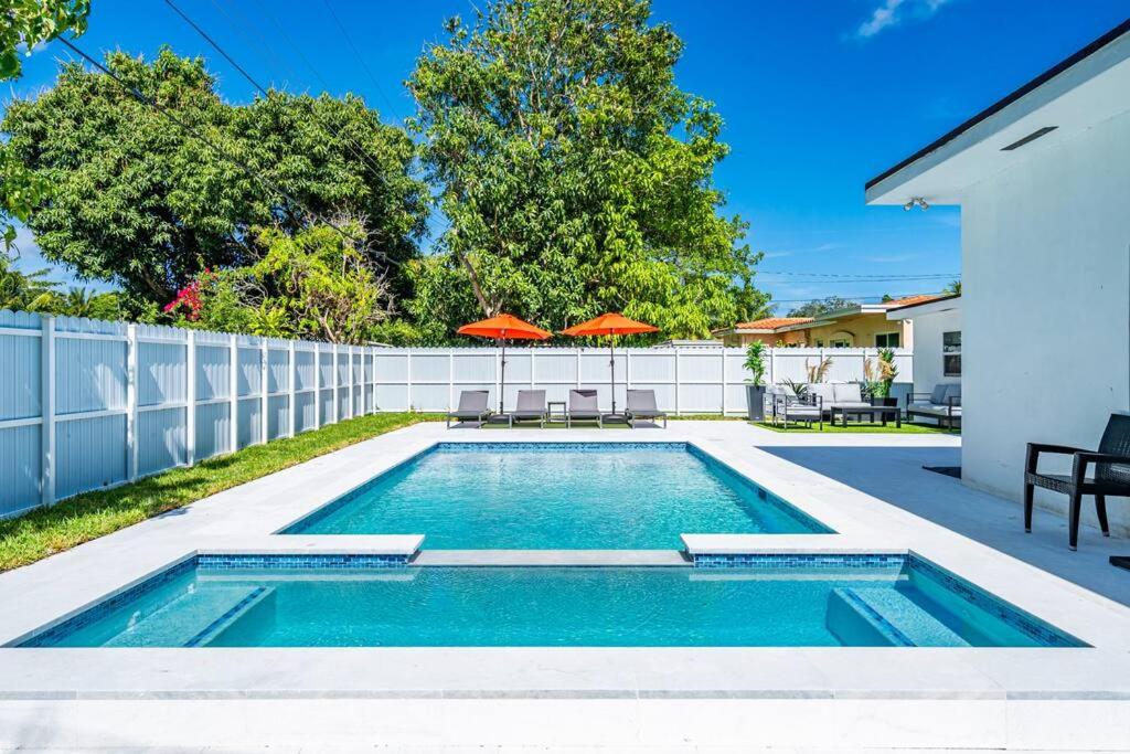 Stylish 4 Bedroom Home with Pool, 12 Minutes to the beach