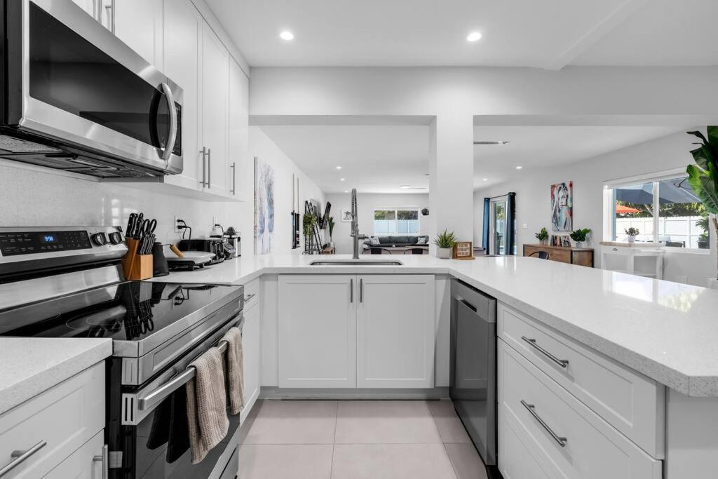Stylish 4 Bedroom Home with Pool, 12 Minutes to the beach