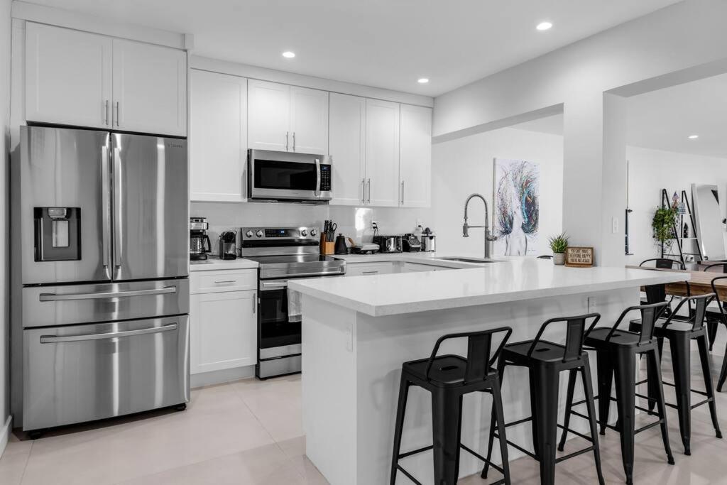 Stylish 4 Bedroom Home with Pool, 12 Minutes to the beach
