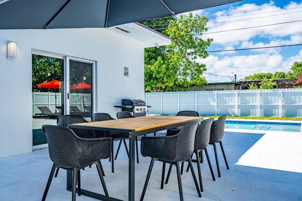 Stylish 4 Bedroom Home with Pool, 12 Minutes to the beach