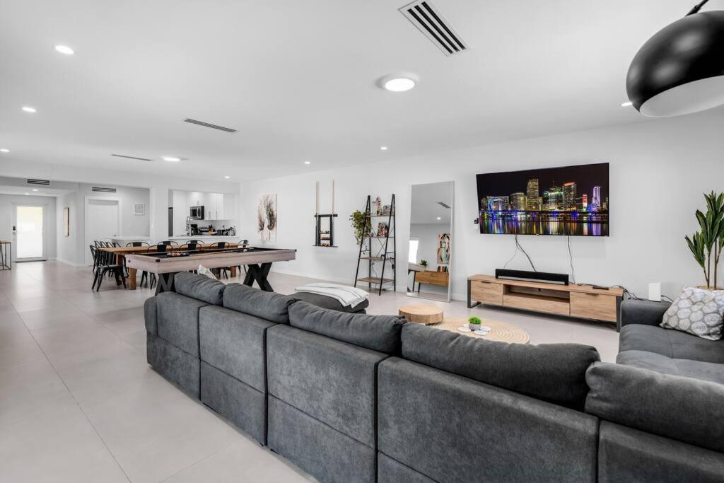 Stylish 4 Bedroom Home with Pool, 12 Minutes to the beach
