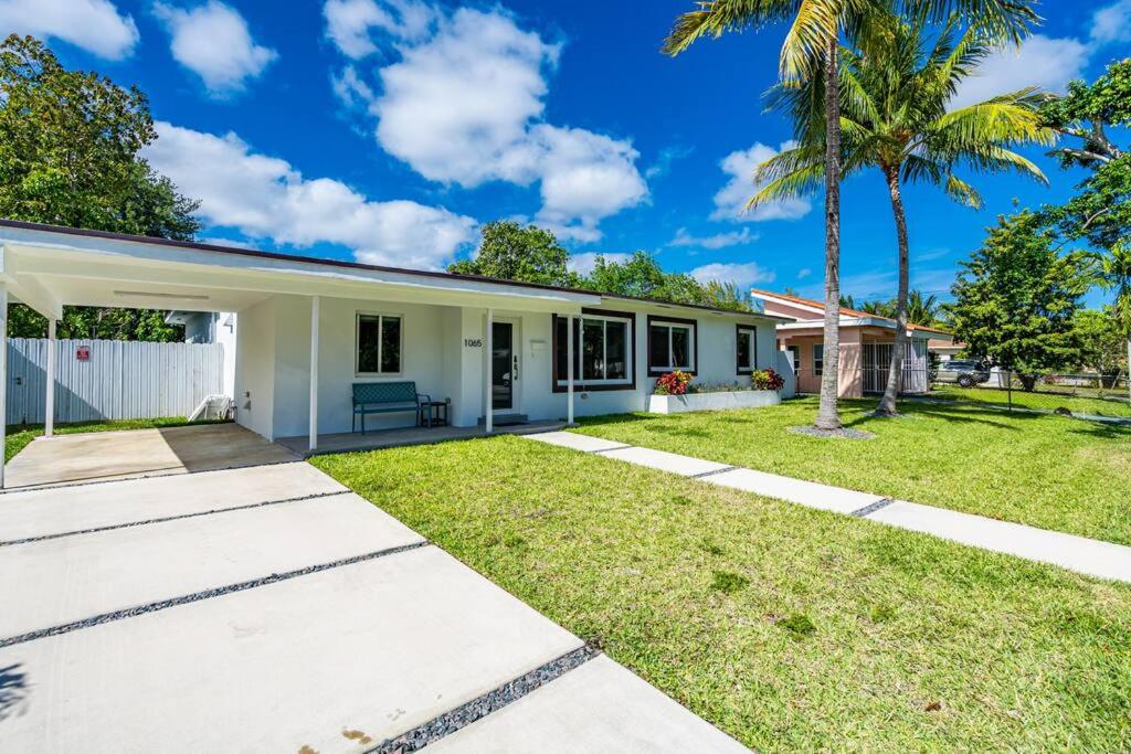 Stylish 4 Bedroom Home with Pool, 12 Minutes to the beach