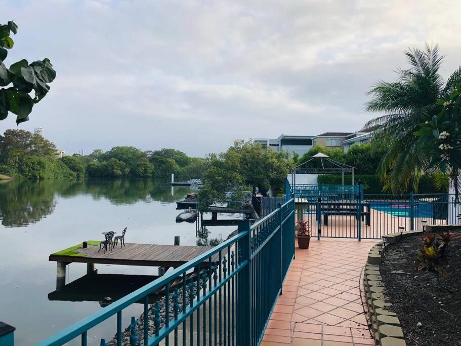 Sweet ! Paradise Island Waterfront with Pool