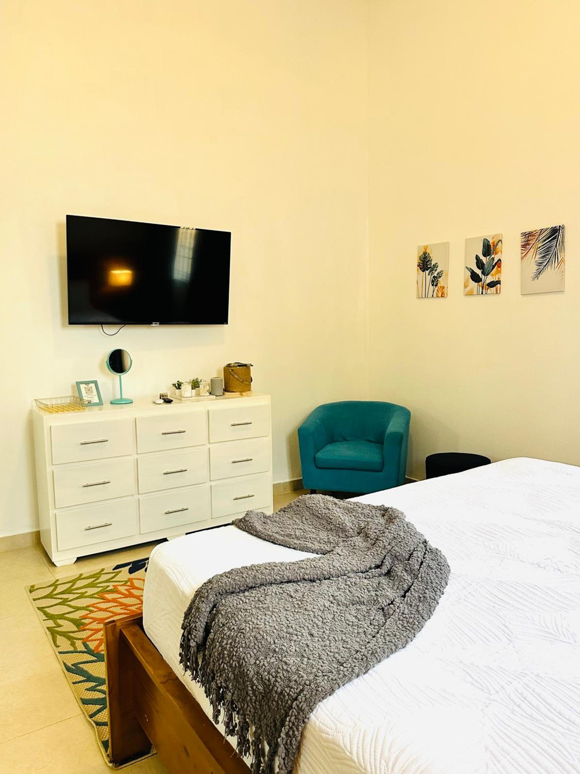Vacation Family Home 5 min from STI Airport WiFi-AC-Netflix view 3