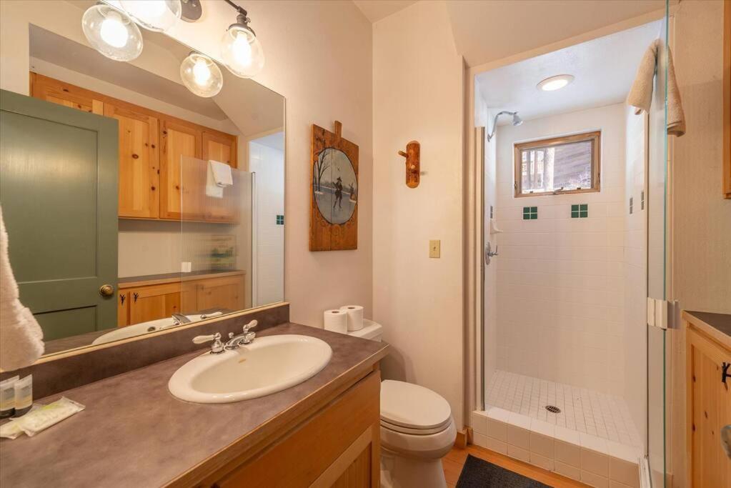 Cozy Designer Decorated Cabin Near Slopes Fireplace Peekaboo Lakeview - Property Image 32