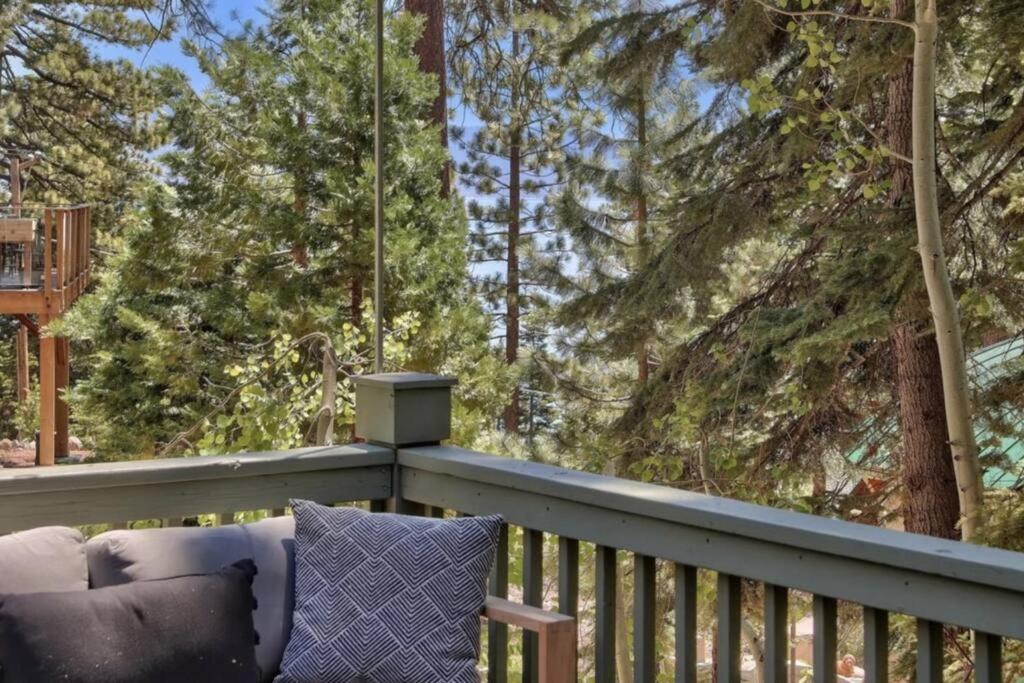 Cozy Designer Decorated Cabin Near Slopes Fireplace Peekaboo Lakeview - Property Image 29