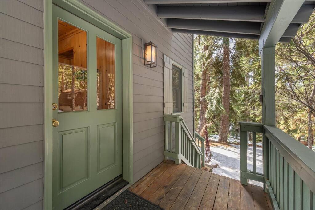 Cozy Designer Decorated Cabin Near Slopes Fireplace Peekaboo Lakeview - Property Image 35