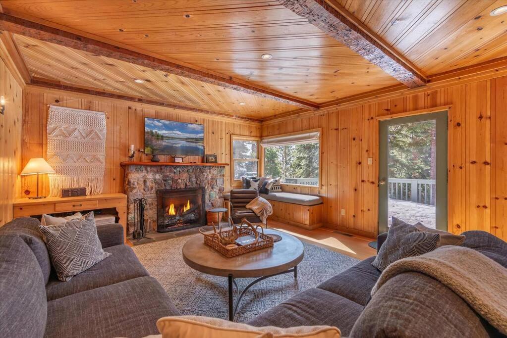 Cozy Designer Decorated Cabin Near Slopes Fireplace Peekaboo Lakeview - Property Image 36