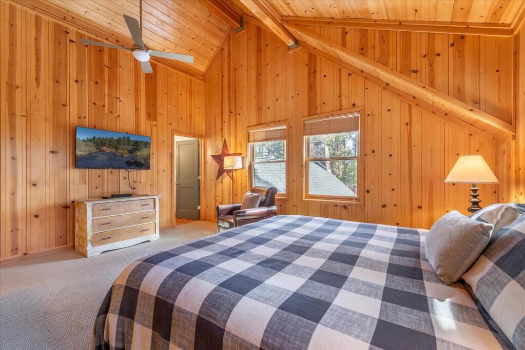 Cozy Designer Decorated Cabin Near Slopes Fireplace Peekaboo Lakeview - Property Image 37
