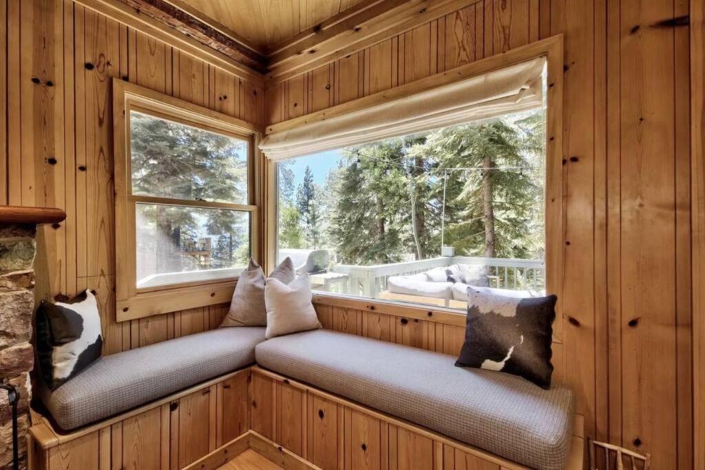 Cozy Designer Decorated Cabin Near Slopes Fireplace Peekaboo Lakeview - Property Image 40